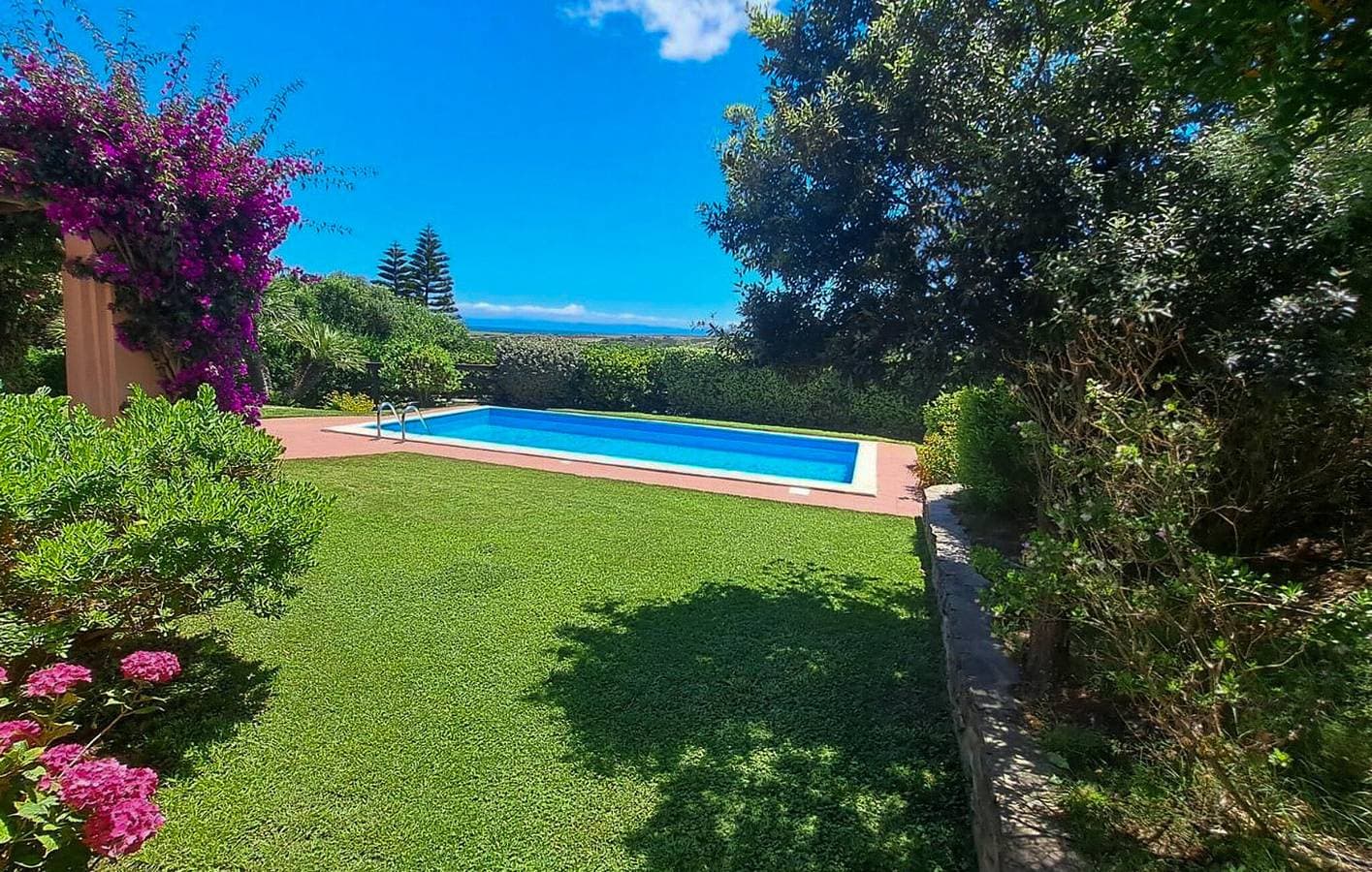 Foto 8 von 20: Apartment mit Meerblick, Pool, Terrasse und direktem Zugang zum Strand