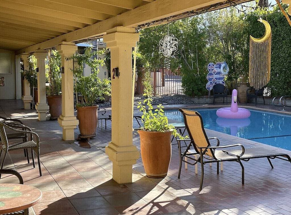 Foto 5 von 33: Room 5️⃣ studio in a boutique hotel with kitchen by the pool in downtown Ps