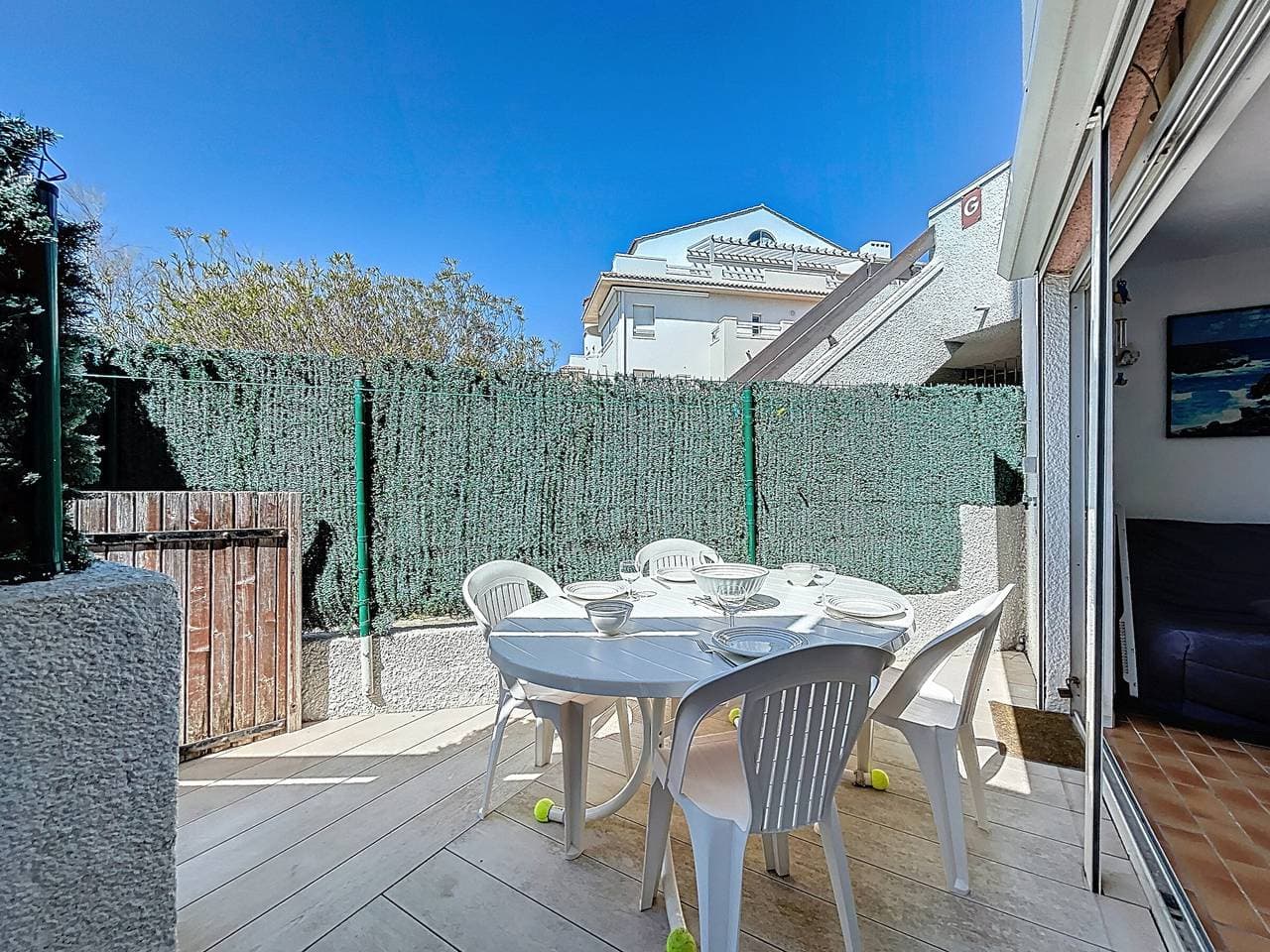 Meerblick-Apartment mit Terrasse und Pool 1