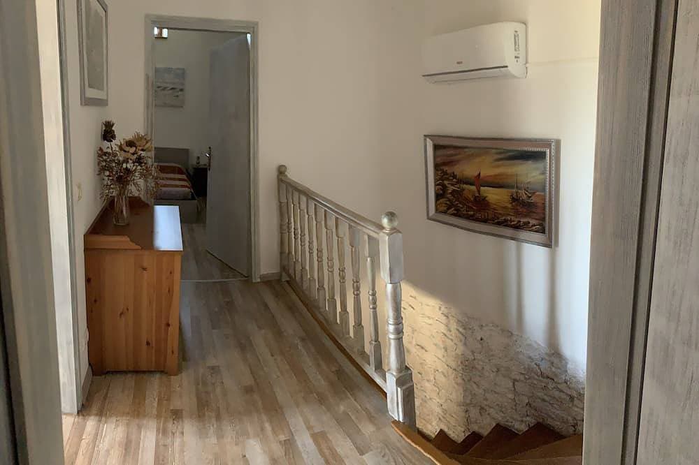 Foto 4 von 22: Rustikales Bauernhaus, umgeben vom Grün des großen und weitläufigen Gartens mit Swimmingpool