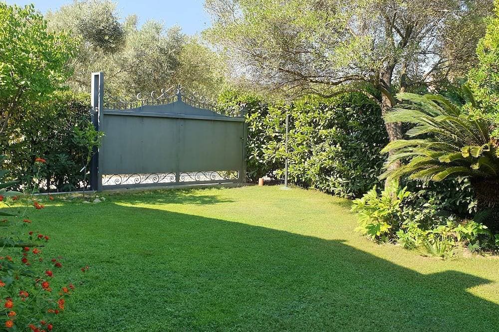 Foto 8 von 19: Very close to the Cinta beach house with large lawn garden.