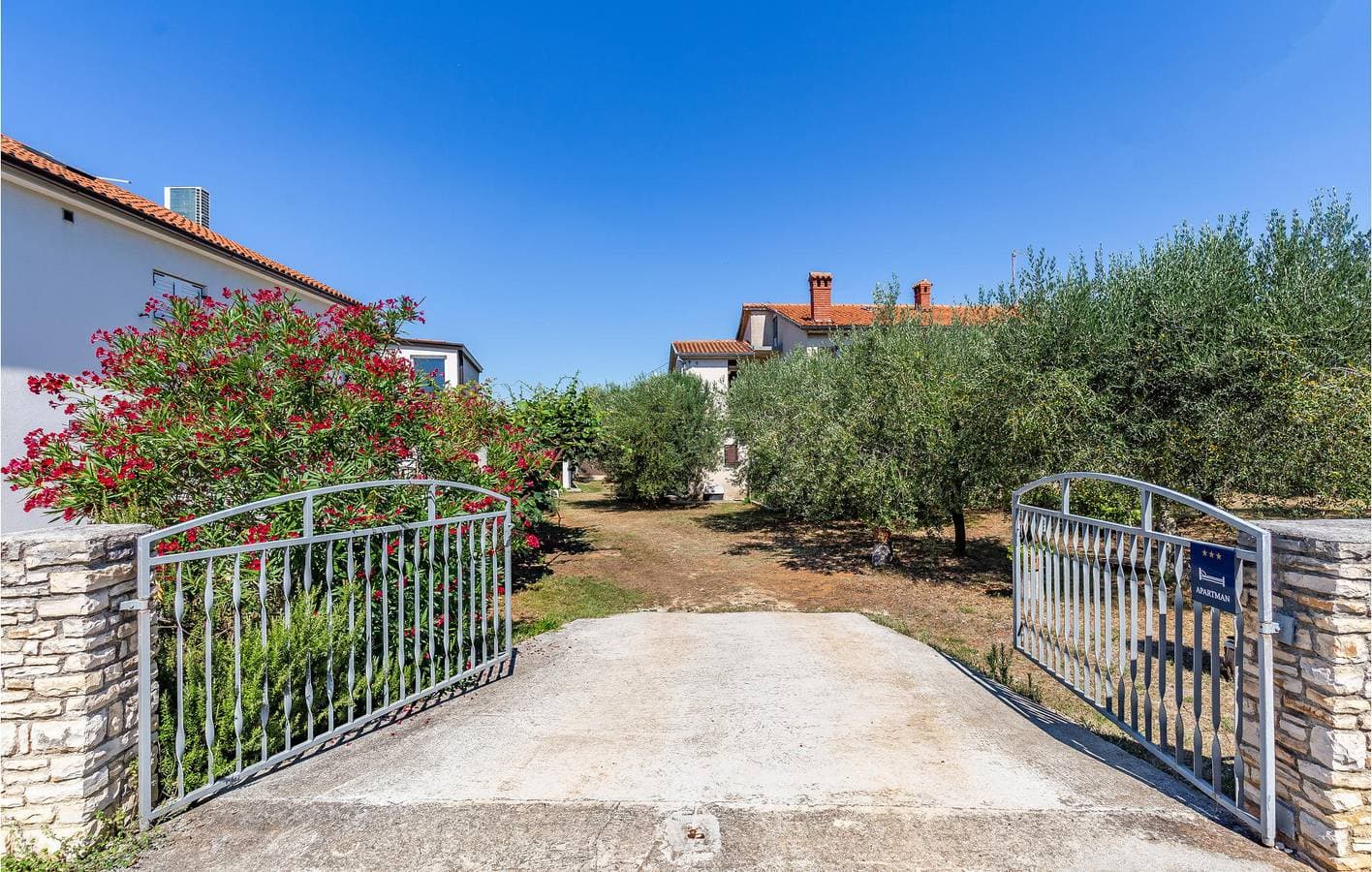 Foto 4 von 32: Charmantes Apartment mit Terrasse, WLAN, Klimaanlage und Parkplatz, 1,5 km vom Strand Bijeca entfernt