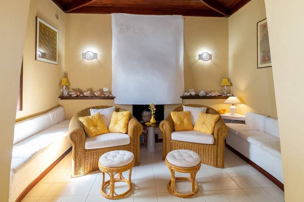 Foto 12 von 30: Overlooking the incredible beauty of the San Giovanni di Sinis coast, Villa Maestrale is an exclusive residence designed for those seeking privacy, comfort, and a breathtaking sea view.The spacious and bright villa comprises four bedrooms, one of which i