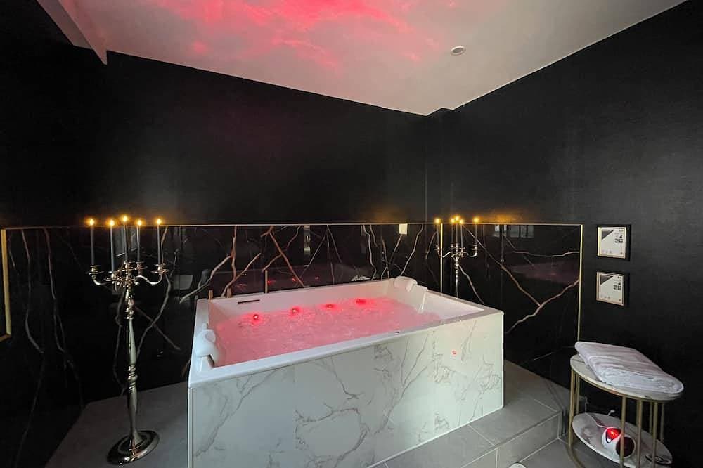 Foto 1 von 13: Le Repaire du Gentleman - Spa, Private Cinema & King-Size Bed • Enclosed Garage