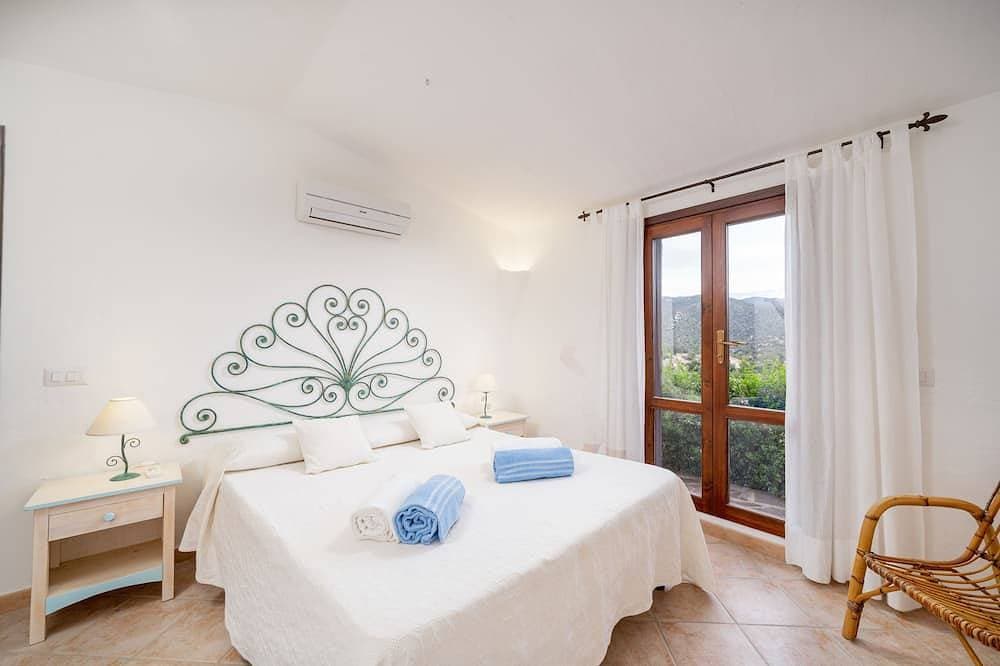 Foto 2 von 30: Villa Nemea: typisch sardisches Haus, Salzwasserpool, tolle Aussicht