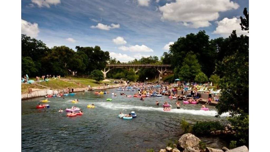 Foto 2 von 43: Frisch renovierte Cosy Comal River Condo - gegenüber der Schlitterbahn!