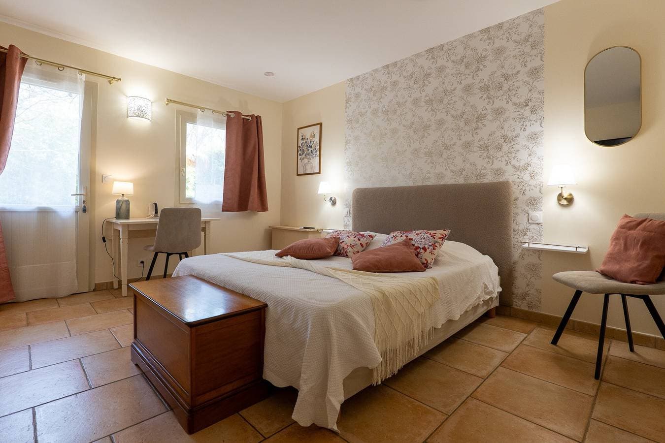 Foto 8 von 24: Bed & Breakfast 'Le Mas Du Loup – Zimmer Coquelicot' mit Bergblick, Gemeinschaftsterrasse und WLAN