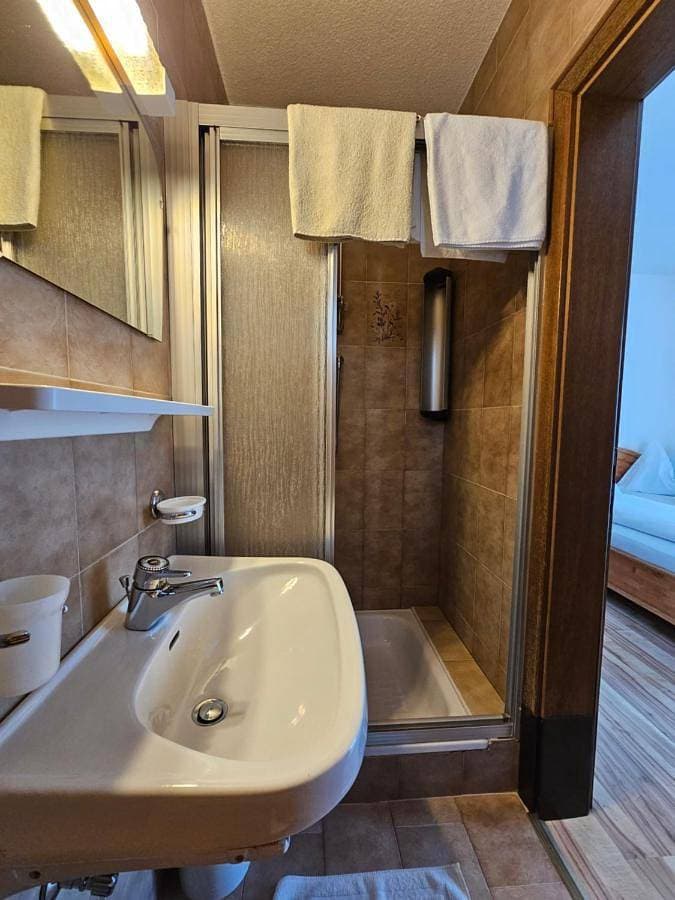 Foto 4 von 12: Double Room with Private Bathroom