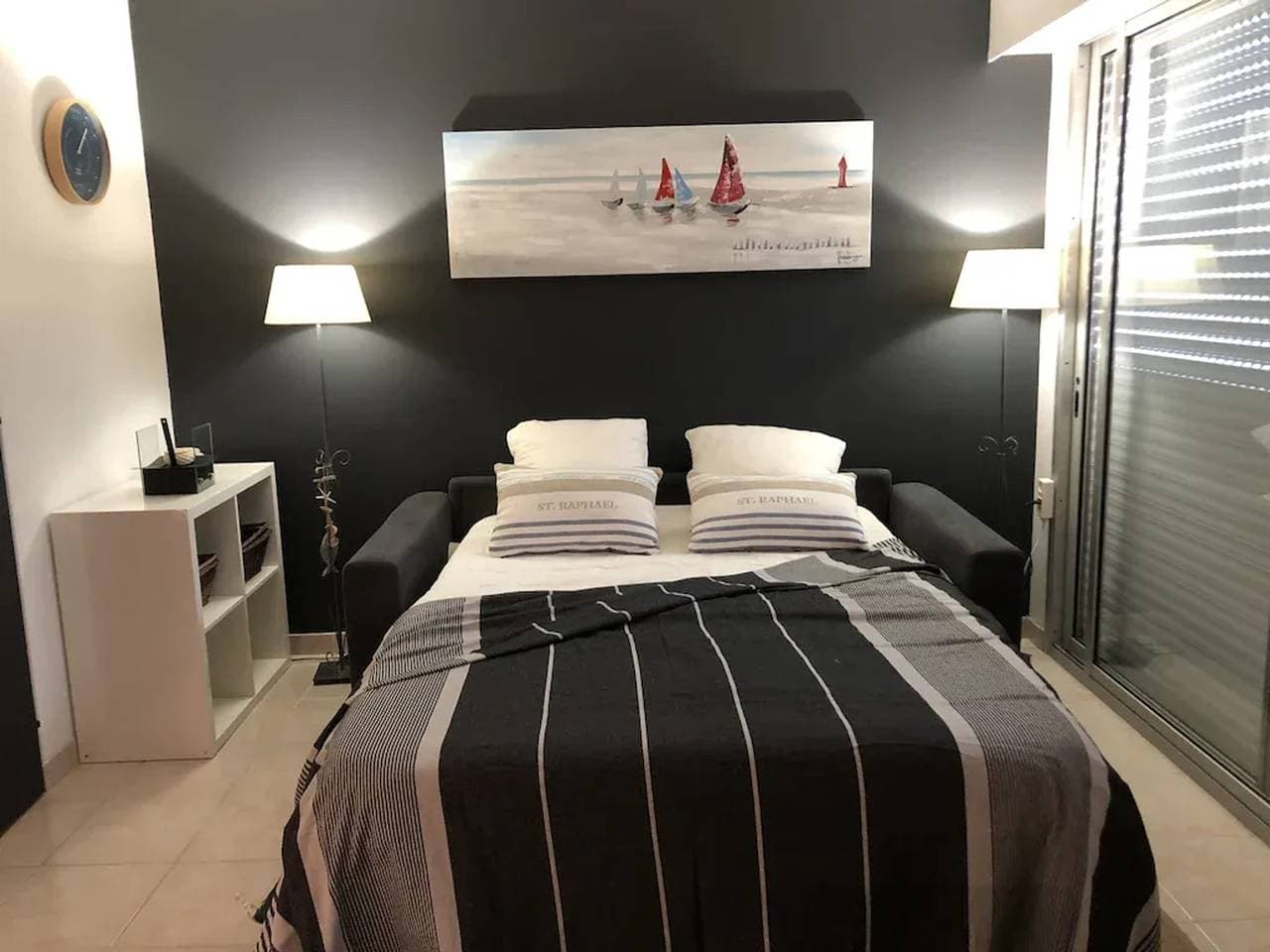 Foto 13 von 27: Gemütliches Studio, 50m vom Strand, helles Wohnzimmer, Südterrasse, Parkplatz, nah zu Geschäften.