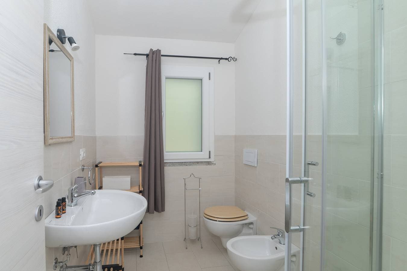 Foto 11 von 20: Ferienwohnung 'B6' mit Privatterrasse, Balkon und Klimaanlage