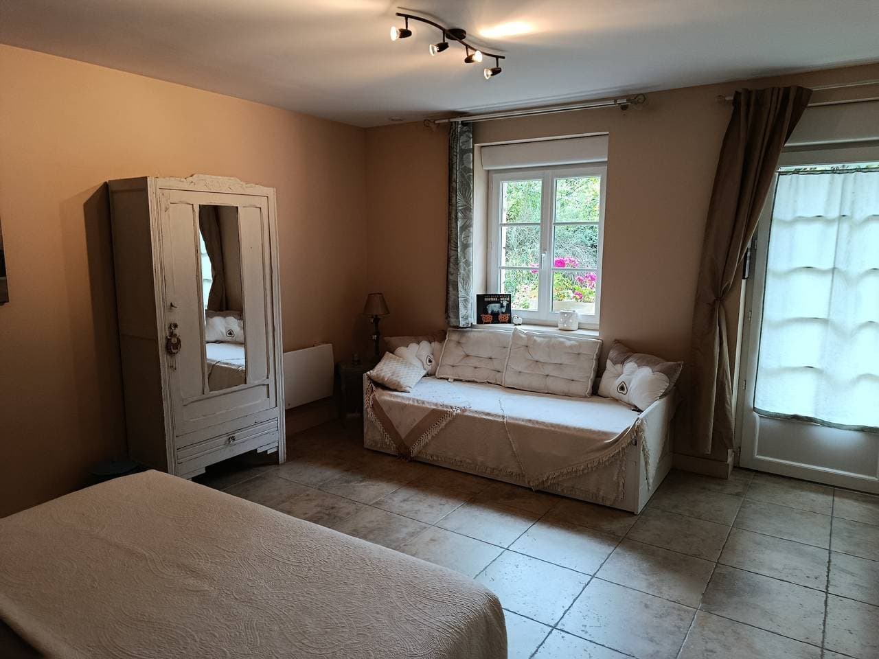 Foto 8 von 50: Zimmer 'La Bergerie' mit Gemeinschaftspool und gemeinsamer Terrasse