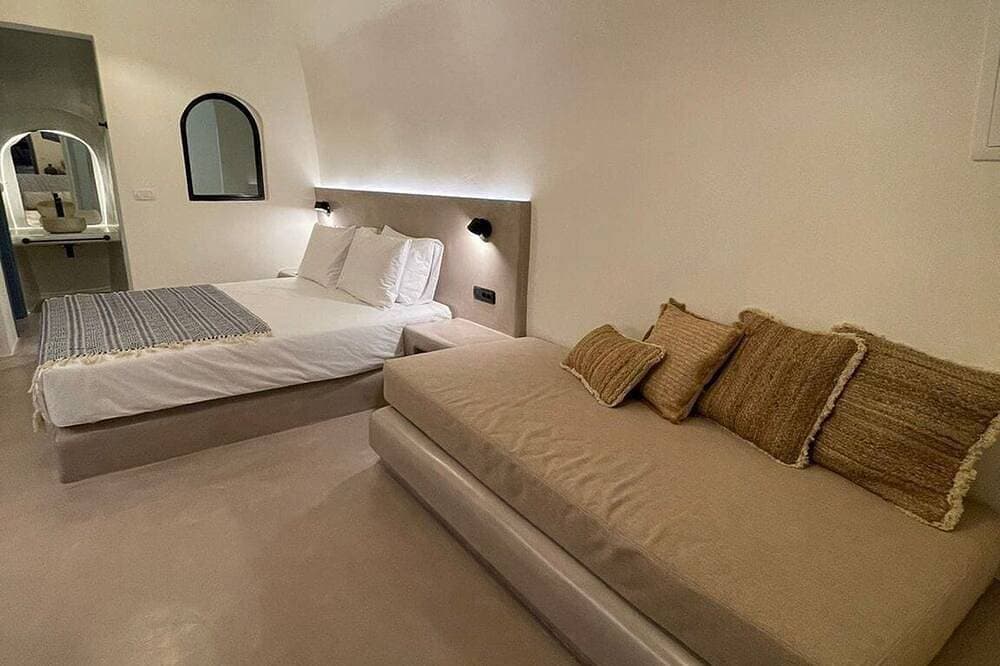 Foto 5 von 25: Amazing Santorini Suite | Hecate Suite | Private Hot Tub | Spacious Furnished.