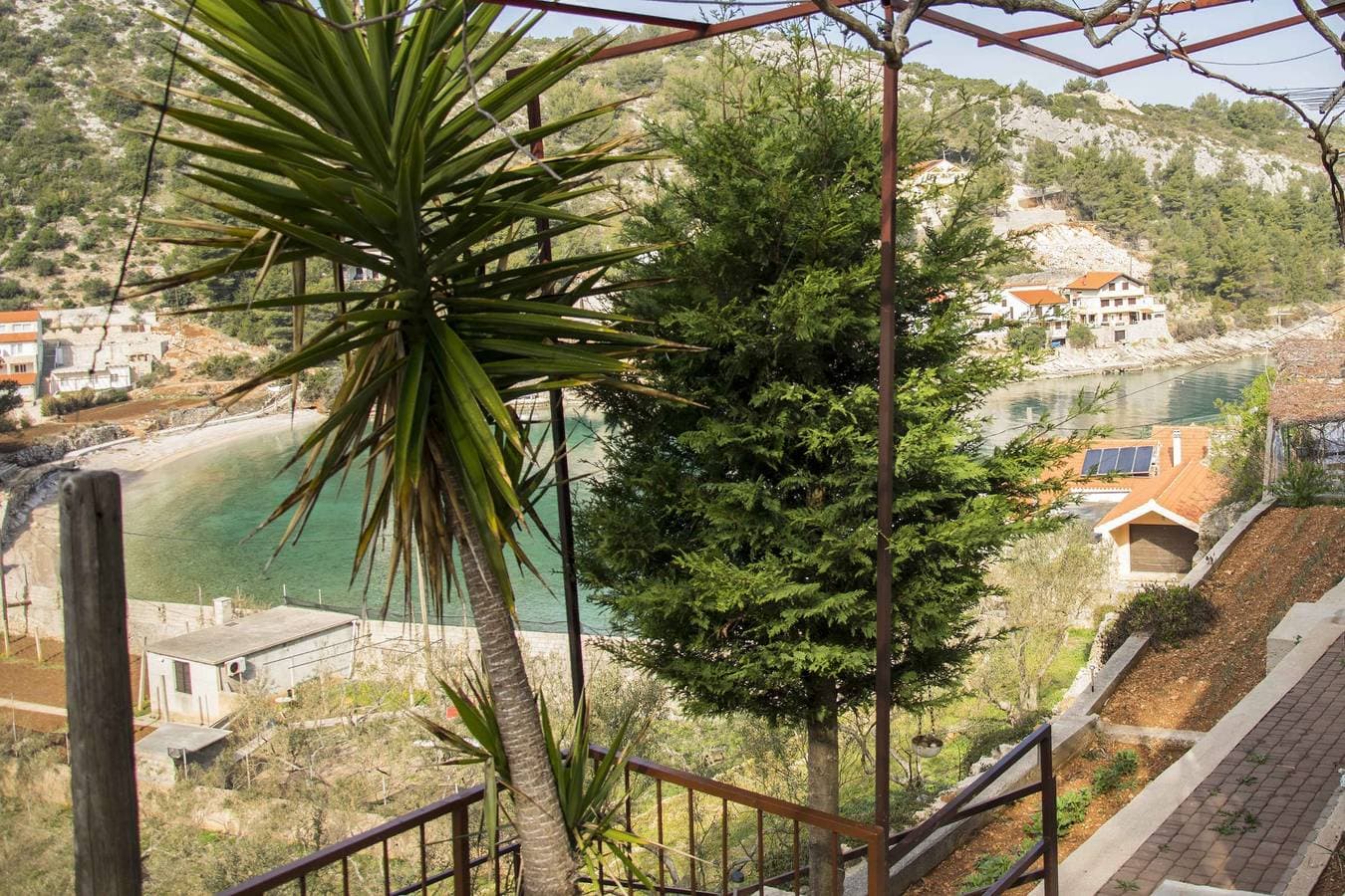 Foto 3 von 12: 1-Zimmer-Ferienwohnung mit Terrasse und Meerblick Bucht Prapatna, Hvar -b
