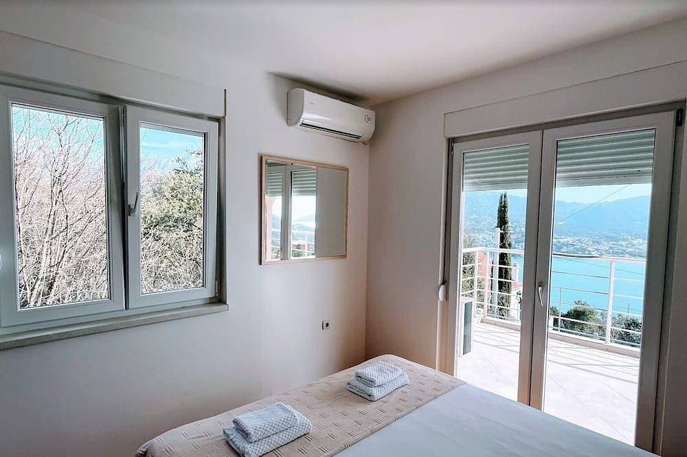 Foto 7 von 30: Spacious luxury villa with heated private pool & spectacular views of Boka bay