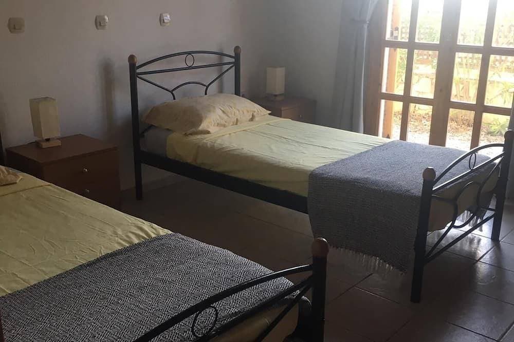 Foto 5 von 30: Spacious 3 becroom Villa with private pool, patio and roof terrace.