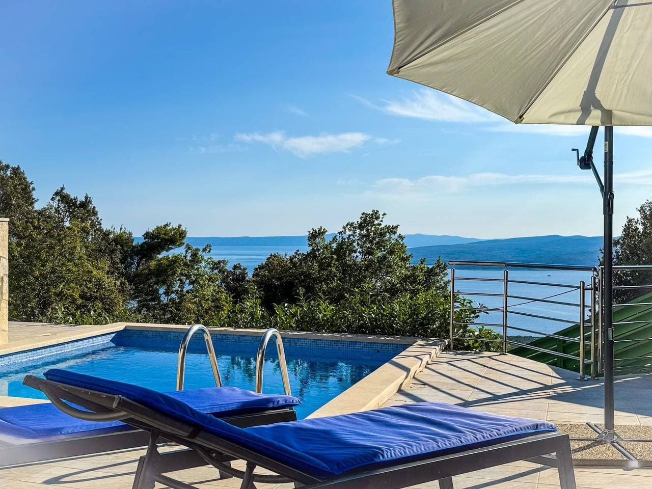 Foto 11 von 44: Günstiges Ferienhaus mit Pool und Meerblick