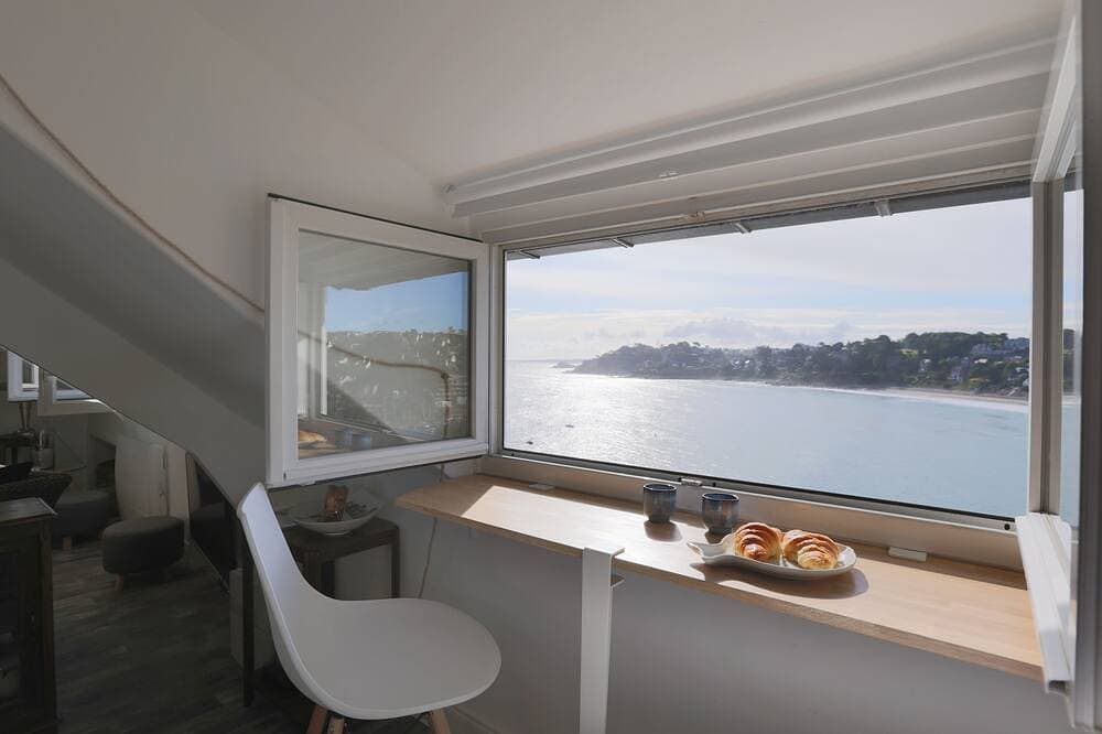 Perros-Guirec: Stunning ocean views, direct access to the beach, spa, and coastal trail 1
