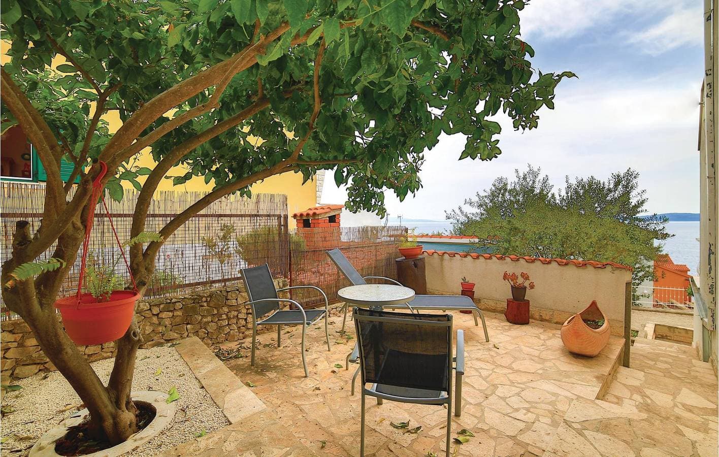 Foto 4 von 19: Gemütliche Ferienwohnung mit Terrasse, Parkplatz und WLAN in der Nähe des Strandes Uvala Bočići