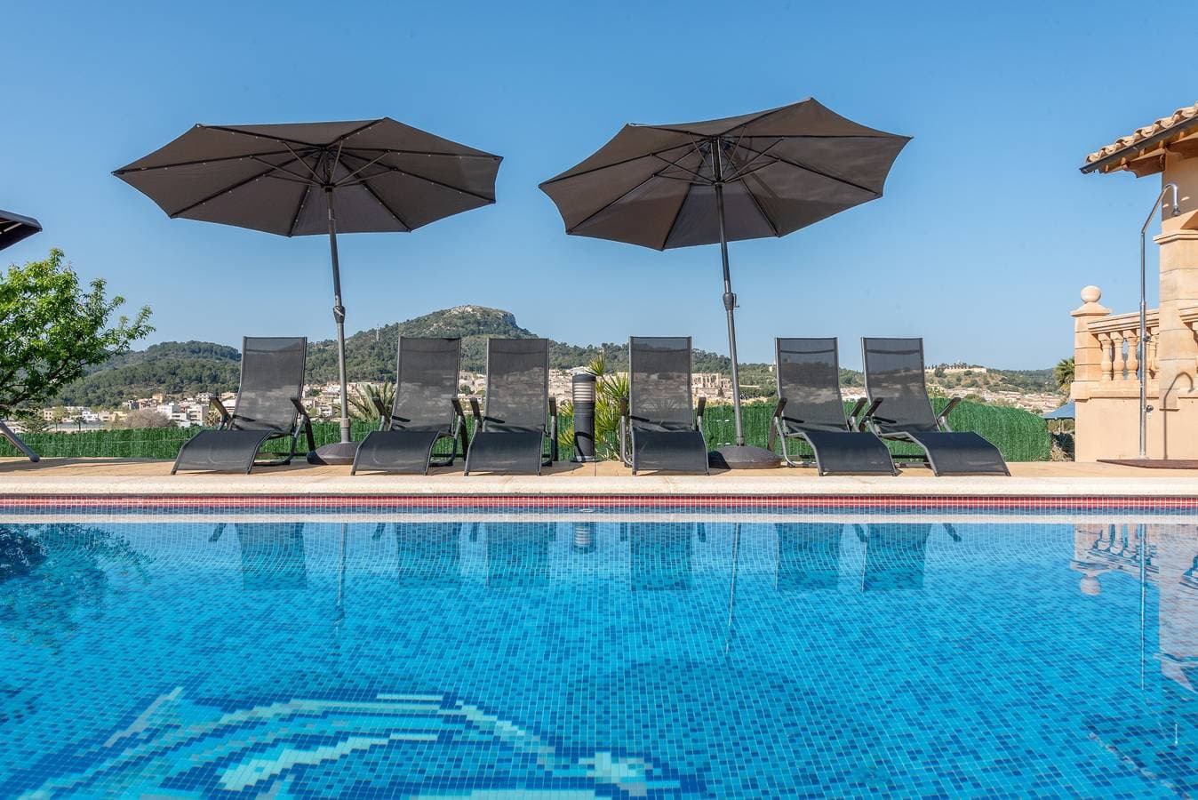 Foto 3 von 27: Gemütliches Ferienhaus "Solluna" mit WLAN, Pool, Terrasse und Garten mit Blick auf die Berge