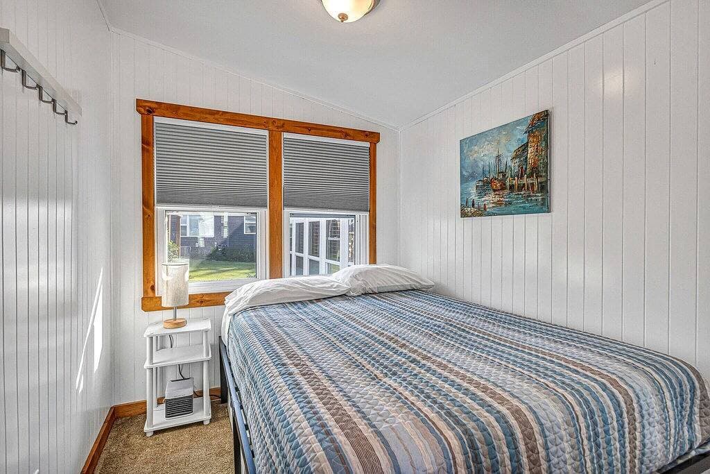 Foto 4 von 41: Lakefront Cottage with kayaks, paddleboat, aqua mat, & Big deck close to Elkhart