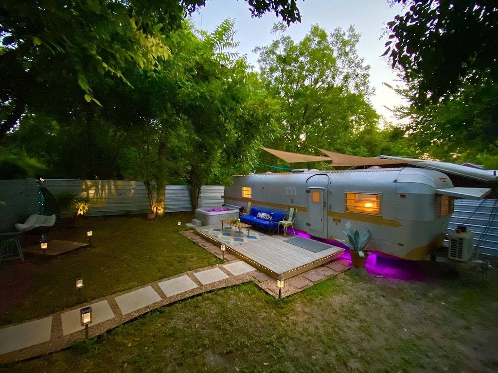 Foto 10 von 22: The Austin LoveStream! New Hot Tub, Full Bathroom, Deck & Grill!