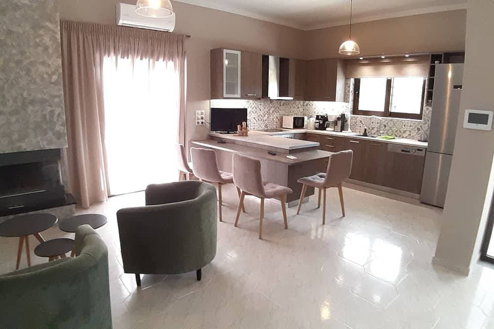 Foto 9 von 9: Elegant Accommodations: Giannis Villa in Skinés offers a spacious villa.