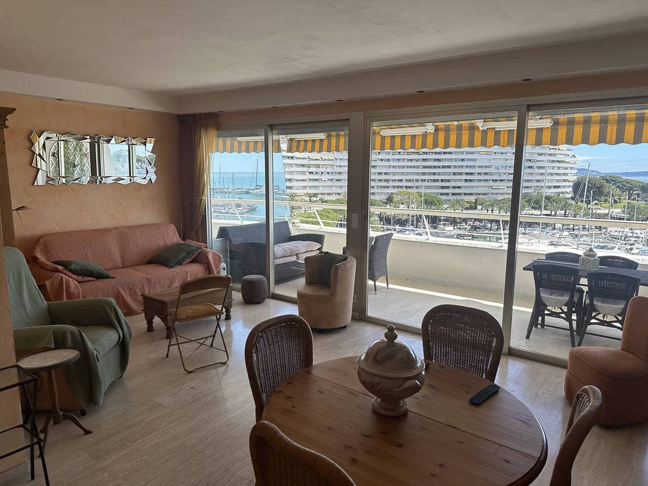 Geräumige Wohnung mit Terrasse Blick auf den Hafen, Parkplatz inklusive 1