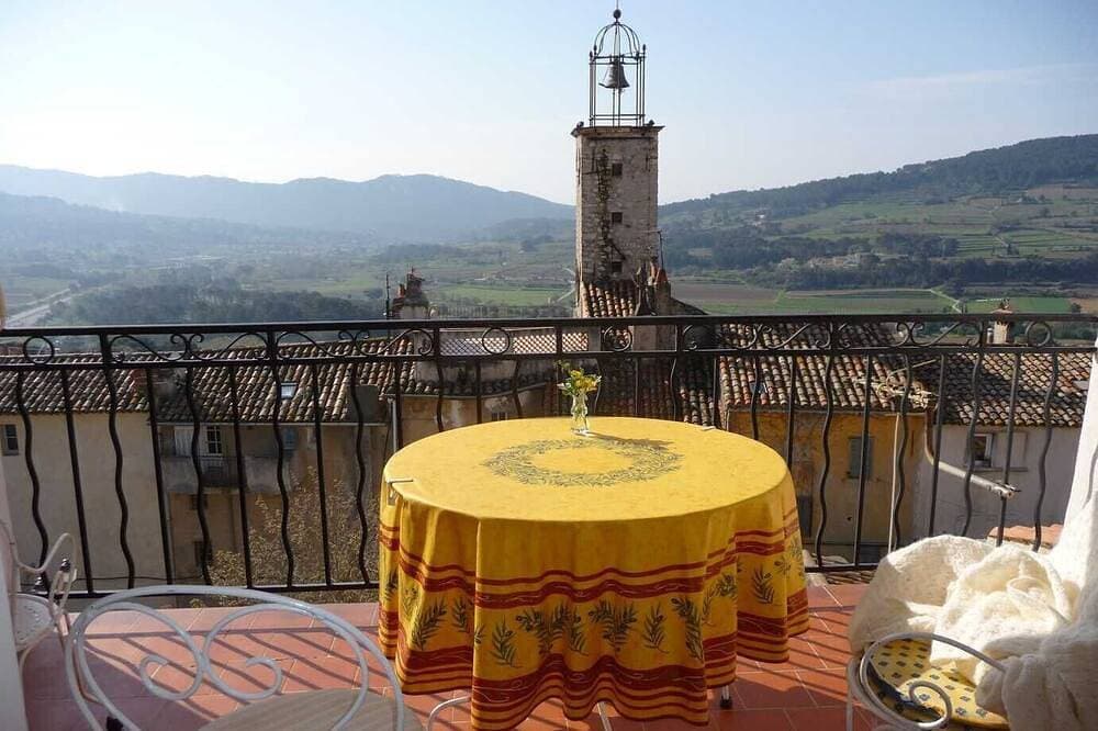 Sehr schöne Maisonette-Wohnung, Terrasse und Panoramablick in einem mittelalterlichen Dorf 1