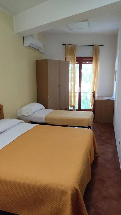 Foto 5 von 12: Double Room with Private Bathroom