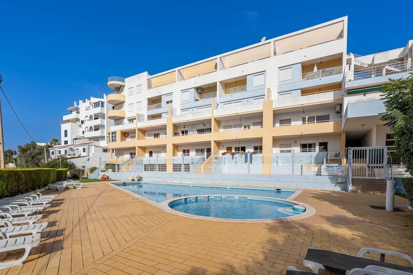 Foto 11 von 20: Ferienwohnung 'Maralvor 001' mit Gemeinschaftspool, Gemeinschaftsgarten und Balkon
