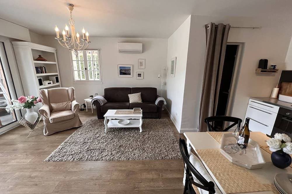 Foto 7 von 11: Sublim renovierte Wohnung, 4 Pers., 1.2 km vom Strand Gigaro, geräumige Terrasse, Elektrogrill