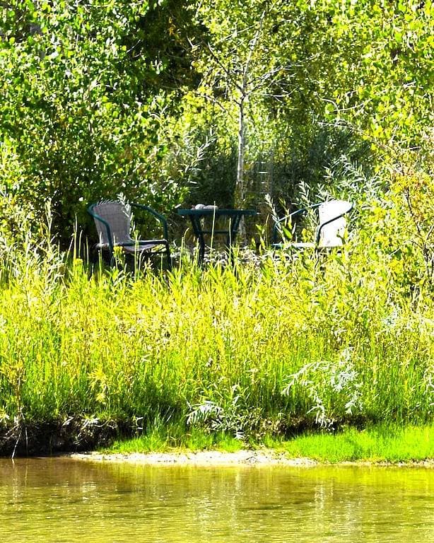 Foto 9 von 45: Wir warten nur darauf, Ihre Gruppe mit 2 Jurten und einem neuen Tipi am Fluss zu beherbergen.