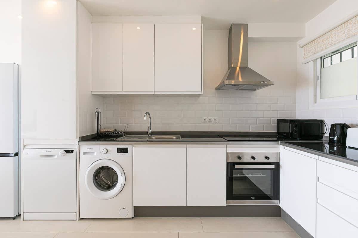 Foto 5 von 31: Stunning Sea-View Apt / 10 Minutes from the Beach!