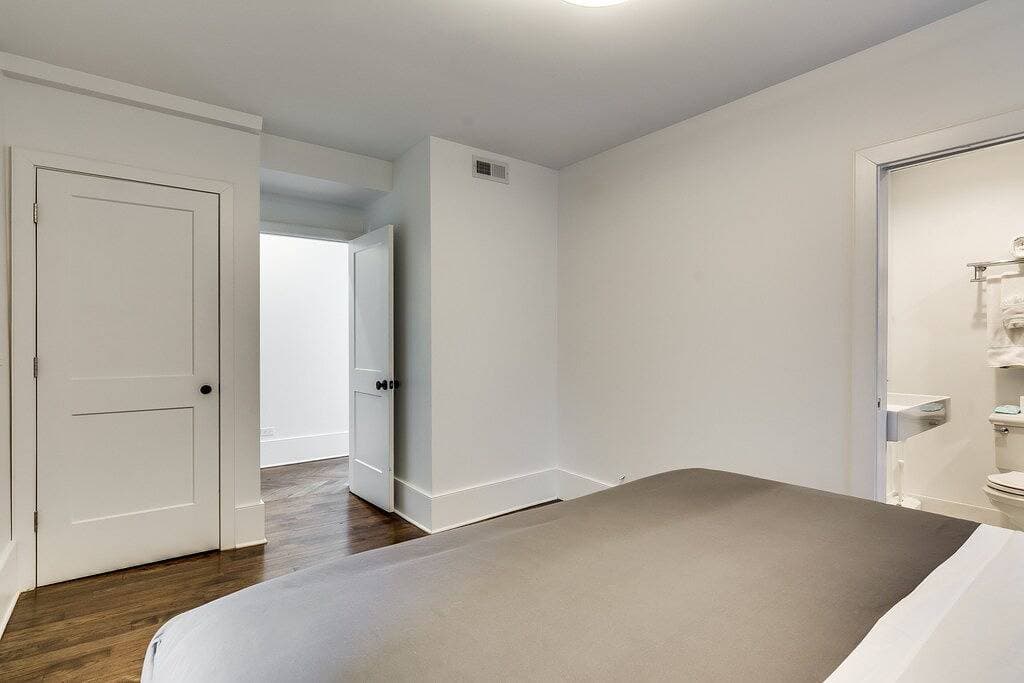 Foto 7 von 17: Old Town Chicago at it's finest! Pet Friendly & Recently Renovated Top-Floor Condo Has Everything You Need for a Perfect Windy City Getaway by AllSet Turnover