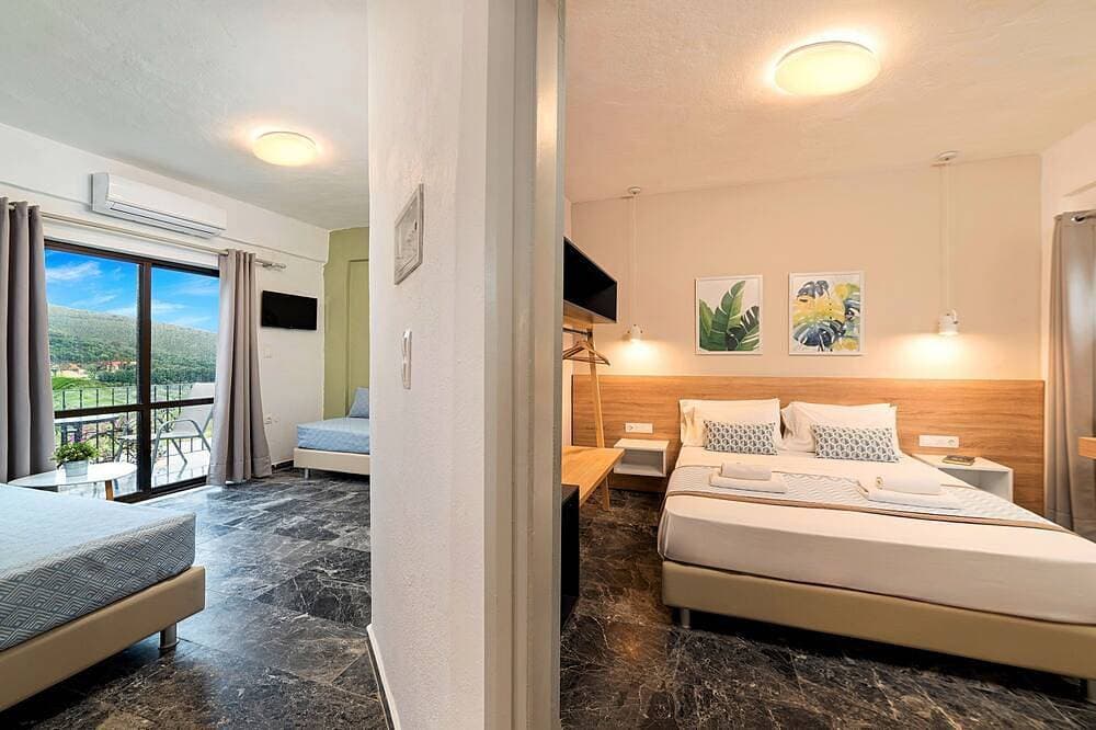 Foto 2 von 27: Welcome Apts laid just 1600m away from the longest sandy beach of northern Crete and the touristic Georgioupolis Town, offering great views to the Cretan Sea and the White Mountains.  Welcome Apts is ideal for couples, families, a group of families or a g