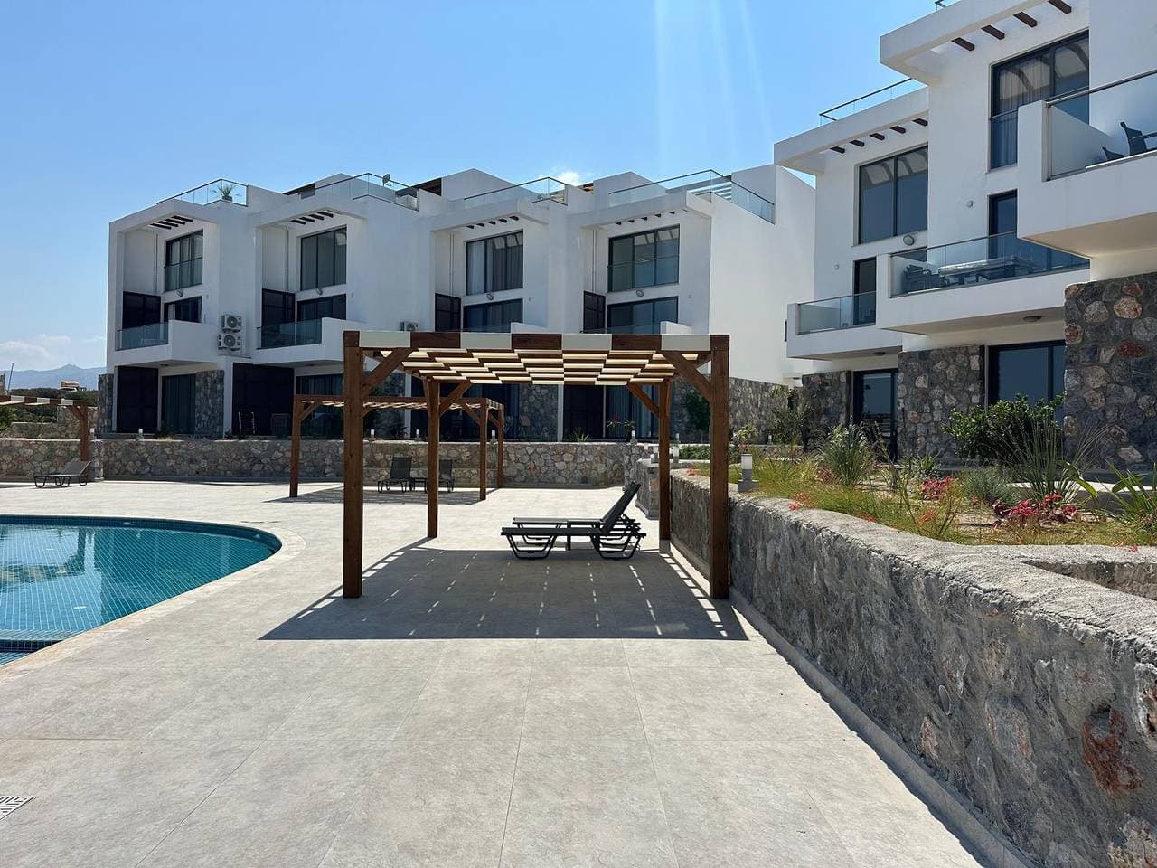Foto 4 von 25: "Azure Pearl" Wachen Sie am Meer auf · Gartenrefugium am Meer mit Pool