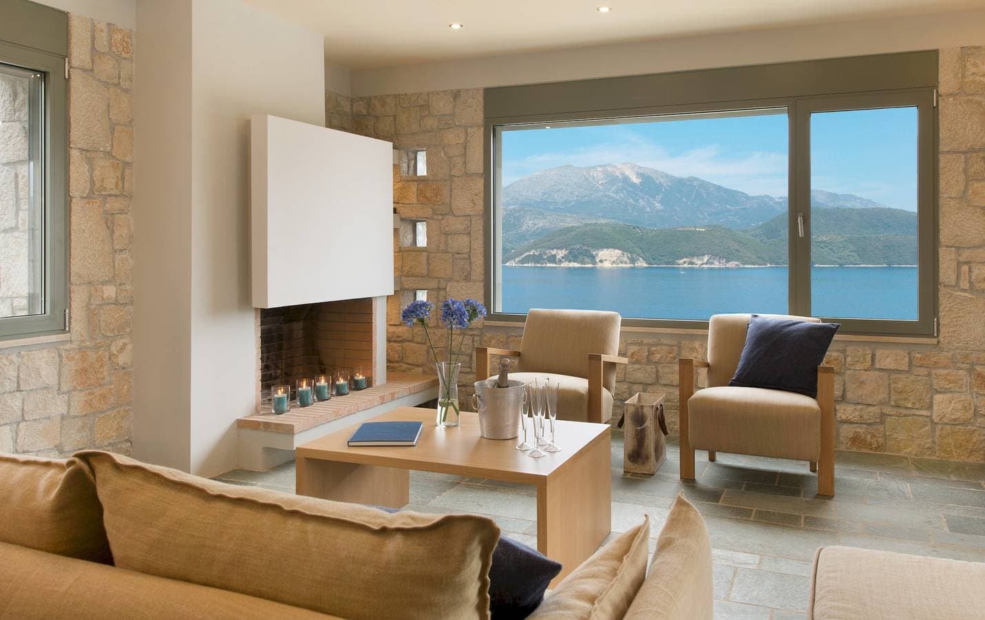 Foto 3 von 29: Stylish Contemporary Villa with Sea Views and Steps to the Water