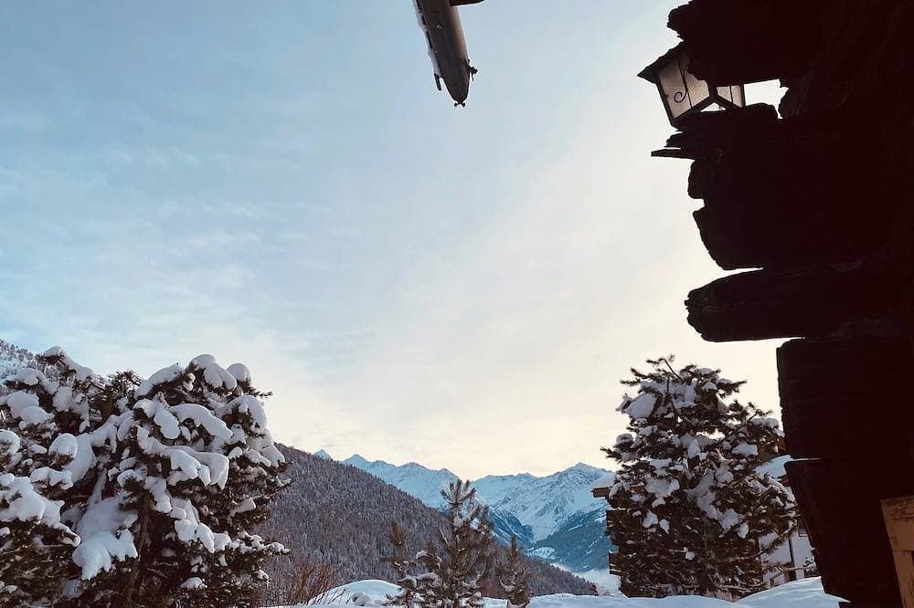 Foto 12 von 19: Chalet ça me Suffit, mein kleines Paradis -Aussen : kleines 2-stöckiges Chalet für 2 Personen am Anf
