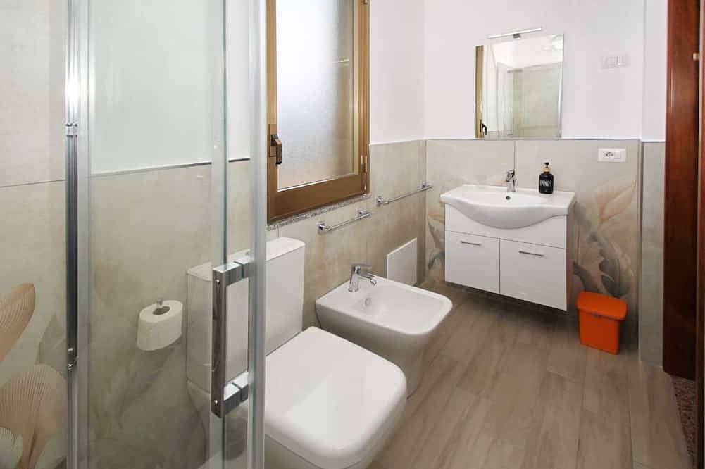 Foto 10 von 25: Giardino al Mare di Anna ist eine Wohnung im dritten und letzten Stock eines alten Herrenhauses, umgeben von der Landschaft der Piana di Caronia und nur wenige Schritte vom Meer entfernt.Die Unterkunft besteht aus einer großen Wohnküche mit Schlafsofa,