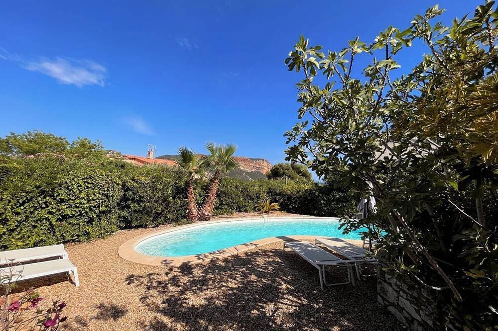 Foto 11 von 15: Superbe rez de Villa Avec Piscine Privée Entre Plage du Bestouan et Calanques