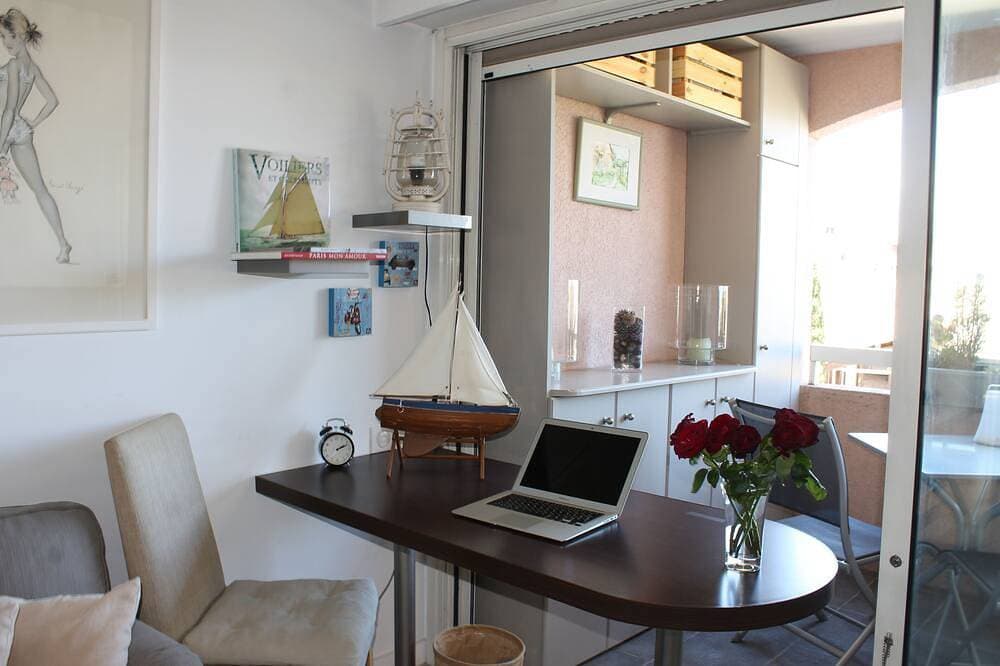 Studio cabine overlooking Port Vauban, min walk to old Antibes 1