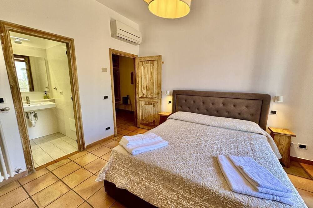 Foto 3 von 30: Casa Ella is a beautifully very spacious family home with a private parking for a medium car situated in the heart of the town of Praiano, Vettica side, close to most restaurants, bars and food stores of Praiano. Containing three comfortable and spacious