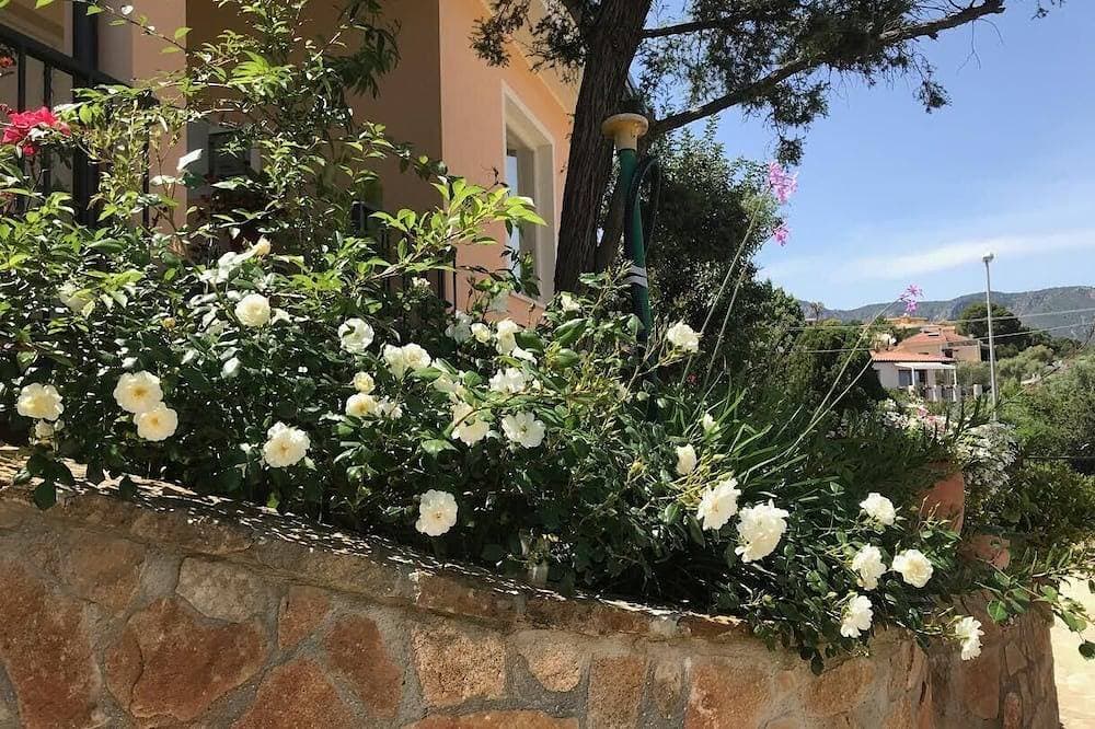 Foto 12 von 30: Villa of flowers, nestled in the green between the sea and the mountains.