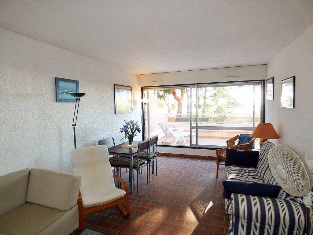 Foto 4 von 8: Große 30 m² große Terrasse mit Meerblick! Privater Parkplatz.
