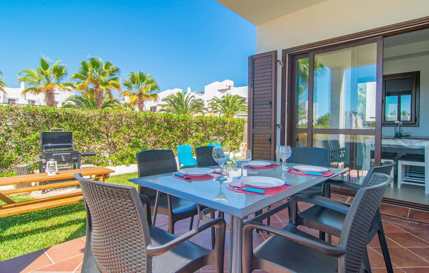 Foto 5 von 26: Sonniger Rückzugsort am Meer mit Pool und Terrasse