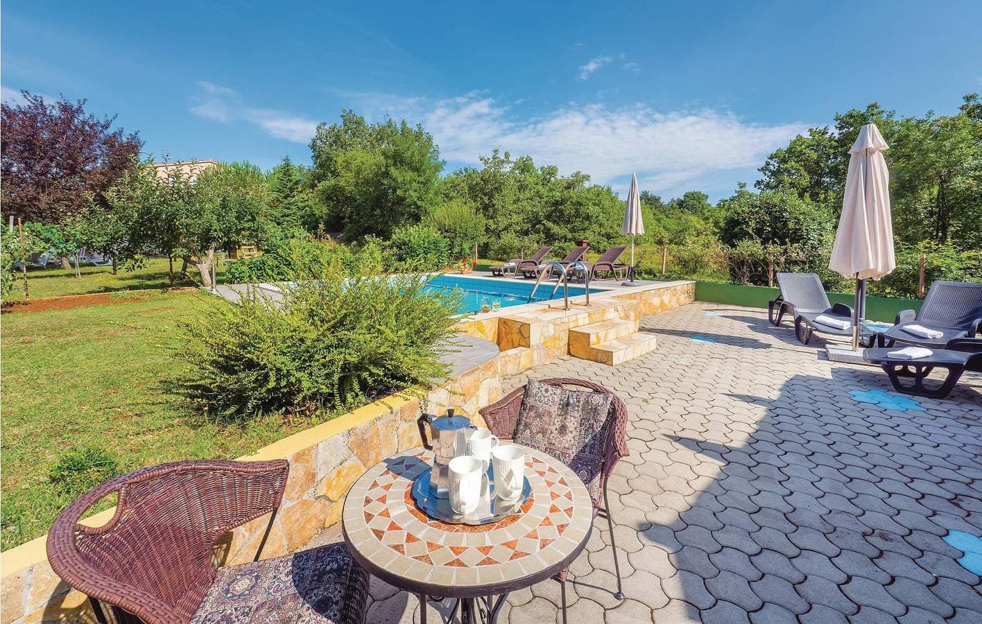 Foto 5 von 47: Charmante Unterkunft, 2 km von Raša entfernt: Geräumiges Apartment mit Pool und Terrasse