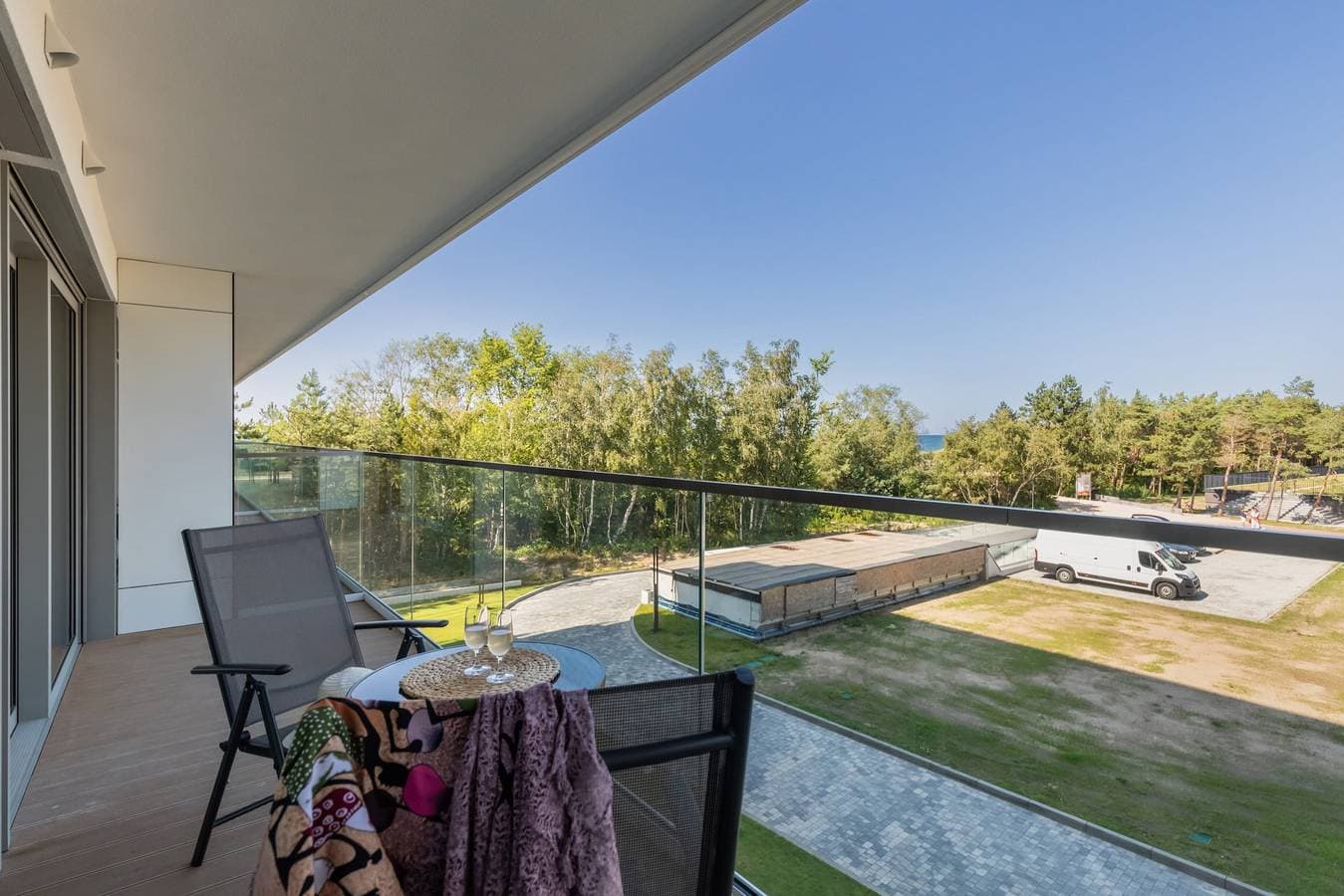 Foto 3 von 20: Stylish Beachfront Apartment | Balcony with Sea View