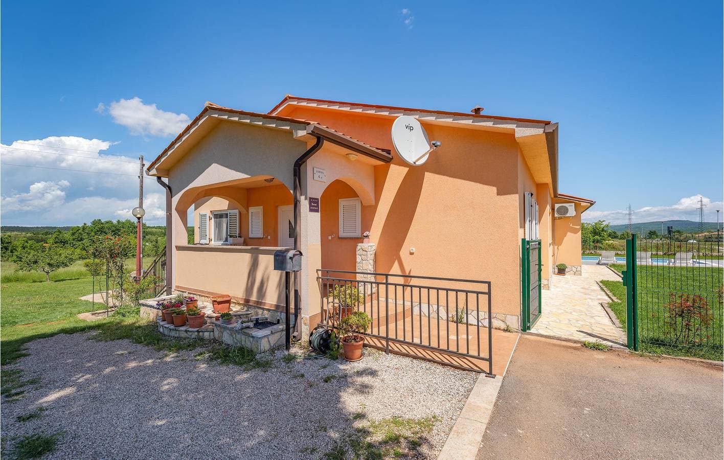Foto 4 von 37: Charmante 2-Zimmer-Wohnung mit Pool, WLAN und Parkplatz in der Nähe des Stadtzentrums von Raša