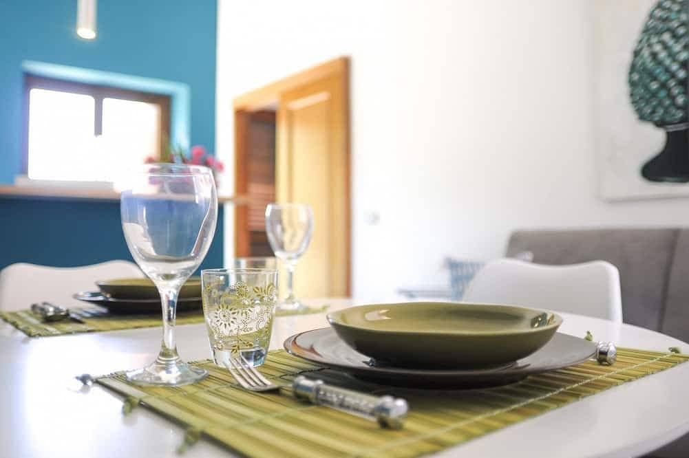 Foto 10 von 18: Villa Bruca ist ein Zweifamilienhaus, das aus zwei getrennten Einheiten besteht.Die angebotene Einheit, Villa Bruca 2, umfasst ein Schlafzimmer mit Doppelbett und der Möglichkeit, ein Einzelbett hinzuzufügen, ein großes Badezimmer mit moderner, geräu