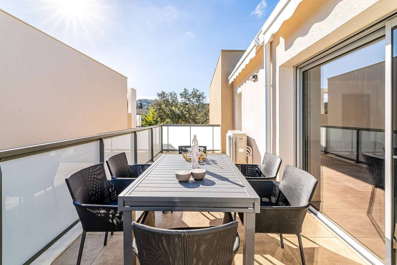 Foto 4 von 16: Modern, Swimmingpool, privater Parkplatz, Klimaanlage, 2 Schlafzimmer